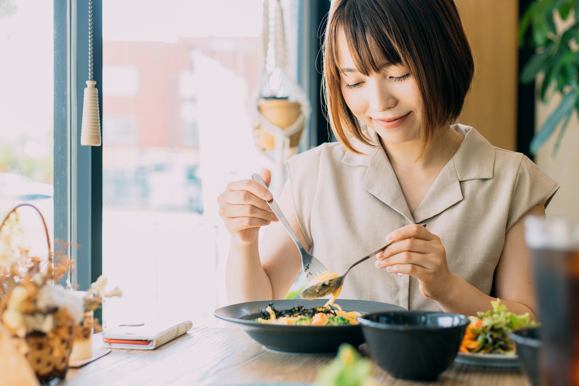 食事を楽しむ女性のイメージ