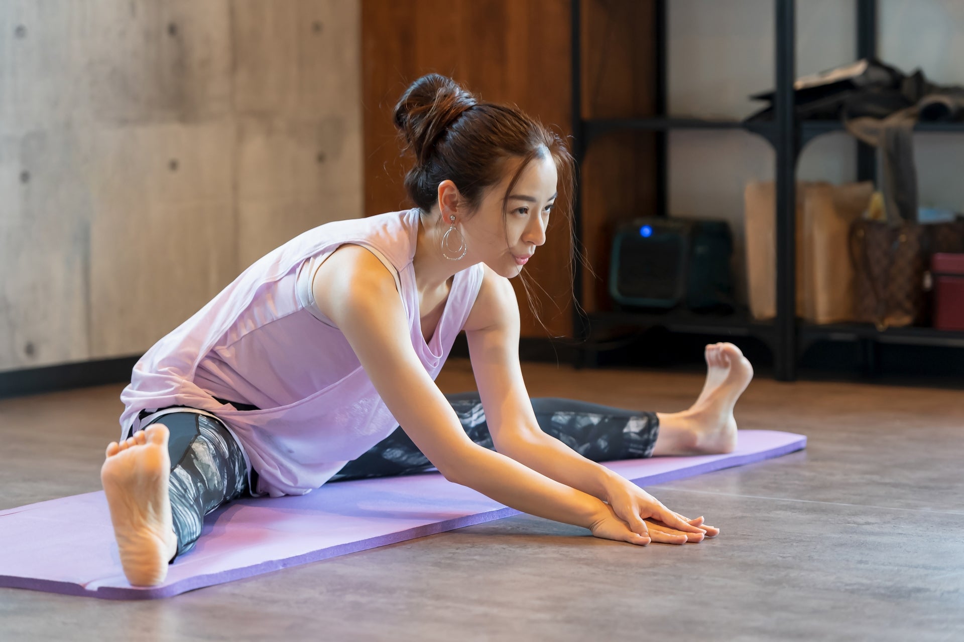 ストレッチをする女性のイメージ