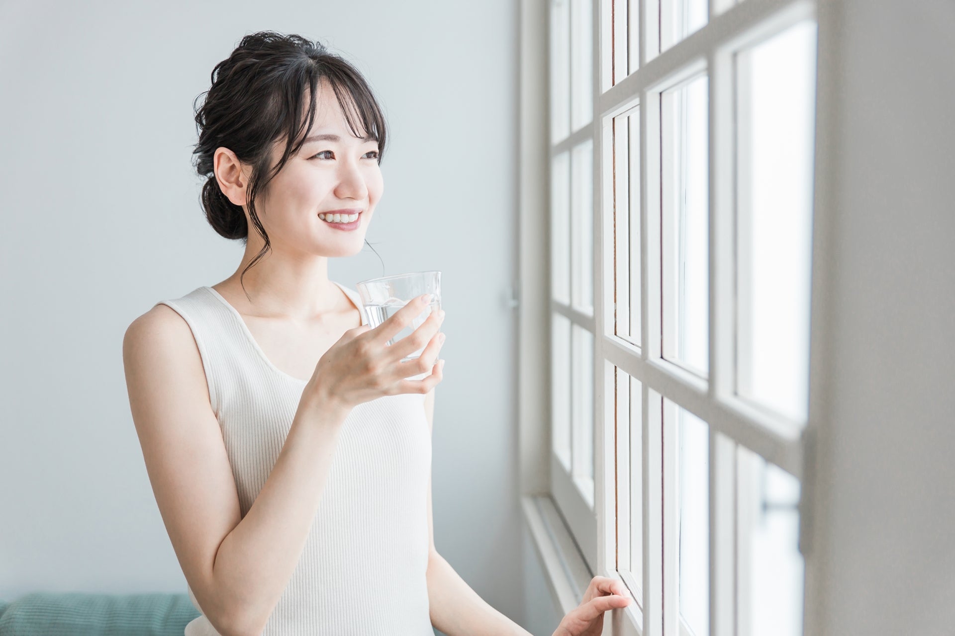 朝に水を飲む女性のイメージ